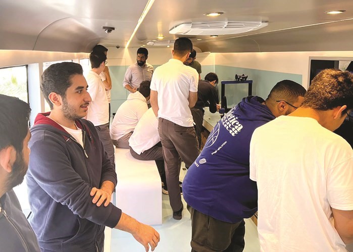 «الشباب» تنظم جولات ميدانية على المدارس بالمختبر المتنقل «فاب باص»