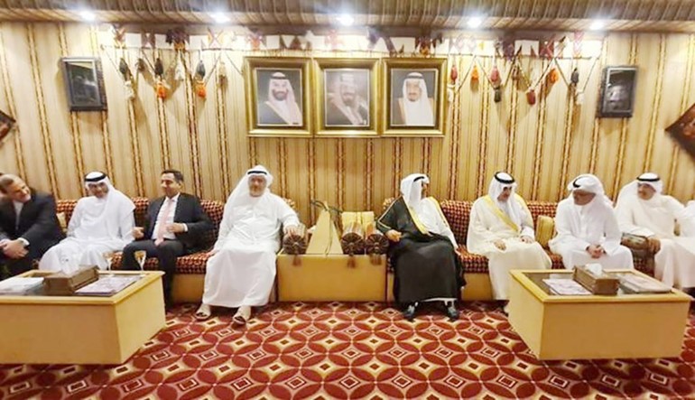 تبادل الأحاديث الودية بين الأمير سلطان بن سعد والشيخ حمد جابر العلي وسفراء الإمارات وقطر وإيران والقائم بالأعمال اللبناني