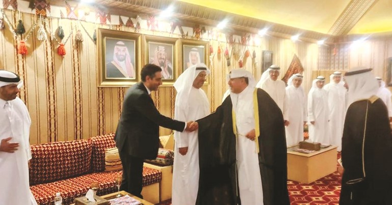 الشيخ حمد جابر العلي يتبادل التهاني مع أحد الحضور