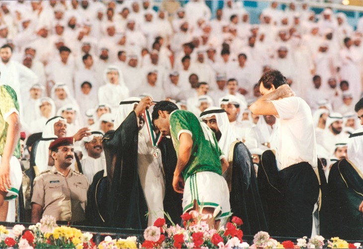 الشيخ سعد العبد الله السالم الصباح يقلد عبد الله البلوشي أحد لاعبي العربي الميدالية بمناسبة فوز نادي العربي بالكأس