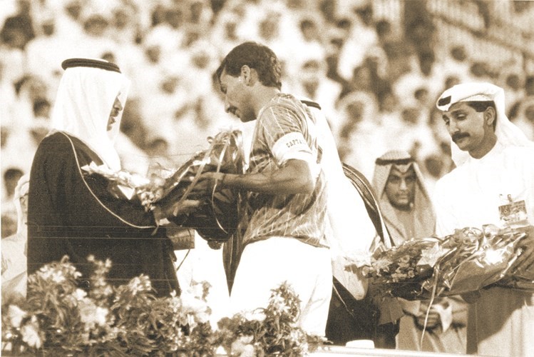 لاعب نادي العربي ومنتخب الكويت لكرة القدم عبد الله البلوشي في لحظات اعتزاله