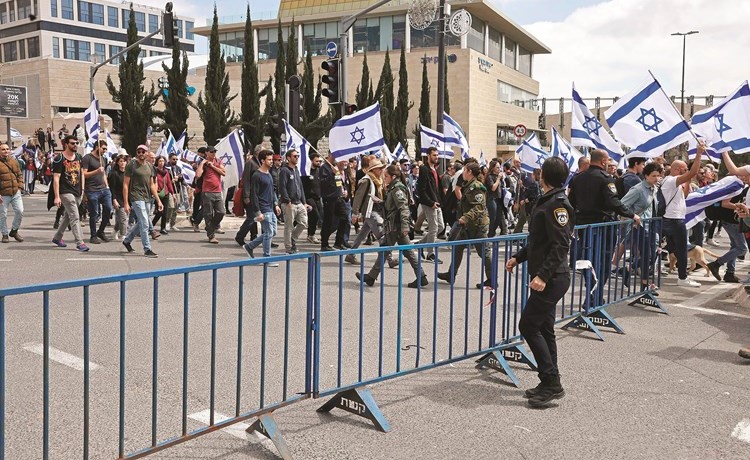 إجراءات أمنية مشددة وحواجز في محيط البرلمان الإسرائيلي في القدس المحتلة	(رويترز)