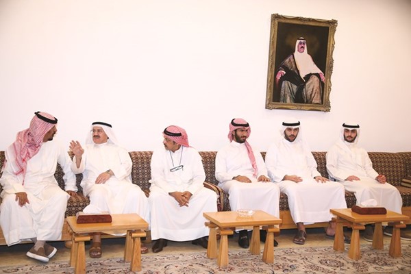 السفير الشيخ علي الخالد مع عدد من المهنئين