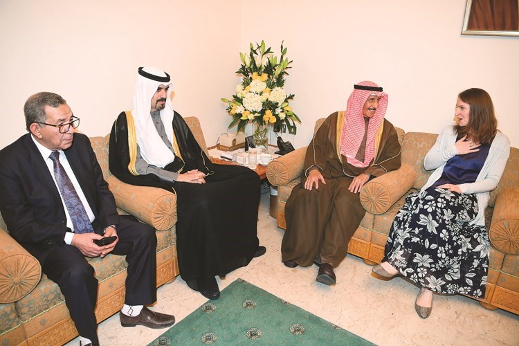 الشيخ د.مشعل الجابر والسفيرة البريطانية بليندا لويس يهنئان