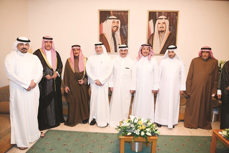 الشيخ د.إبراهيم الدعيج متوسطا الشيخ سالم العبدالله والشيخ خالد العبدالله والشيخ عزام الصباح
والشيخ يوسف العلي والسفير القطري علي آل محمود والشيخ جابر الدعيج