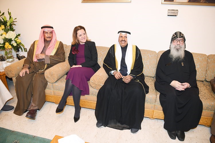 الشيخ دعيج الخليفة والسفيرة الفرنسية كلير لو فليشر والأنبا بيجول يهنئون
