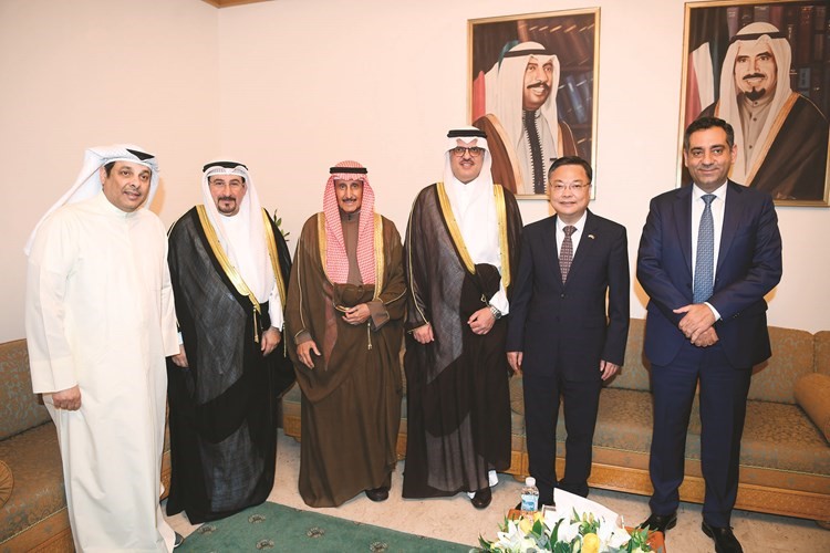 الشيخ فهد جابر العلي والسفير السعودي سمو الأمير سلطان بن سعد والسفير الصيني تشانغ جيانوي ود.يعقوب الصانع