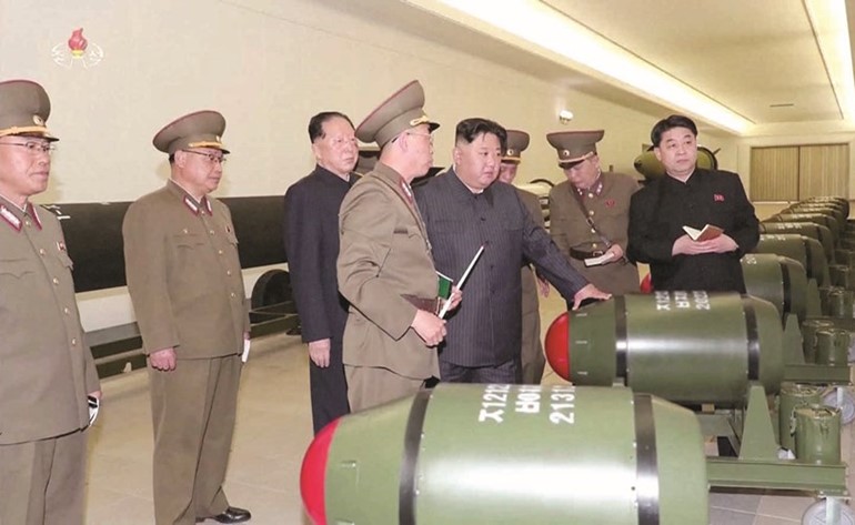 زعيم كوريا الشمالية كيم جونغ أون يتفقد الرؤوس الحربية النووية (رويترز)