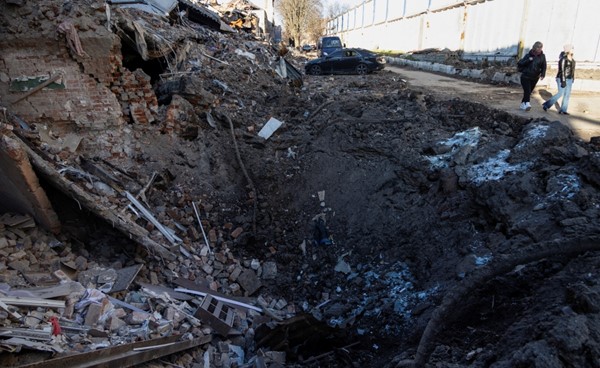 حفرة سببها القصف الروسي على خاركيف (رويترز)