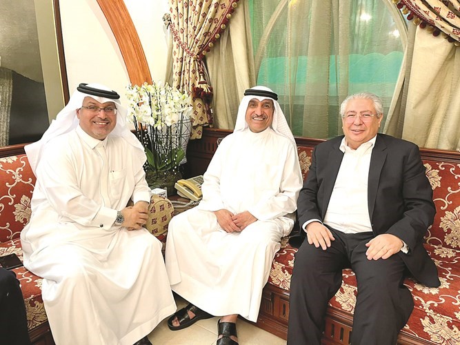السفير المصري أسامة شلتوت والسفير البحريني صلاح المالكي مع فيصل البرجس