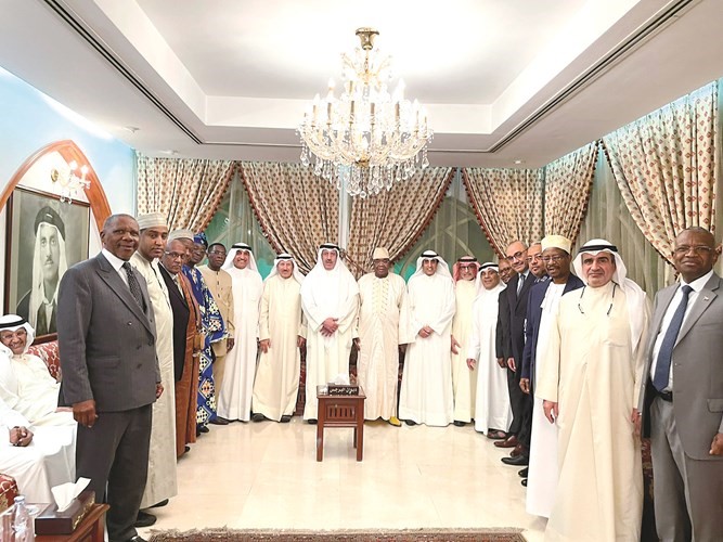 عدد من السفراء والديبلوماسيين العرب والأجانب يقدمون التهاني بالشهر الفضيل في ديوان البرجس