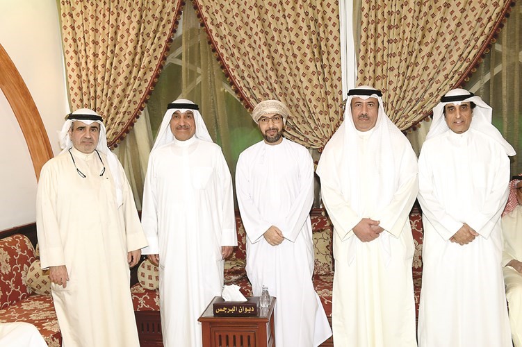 السفير العماني د.صالح الخروصي متوسطا بدر البرجس وفهد البرجس وفيصل البرجس ومحمد البرجس