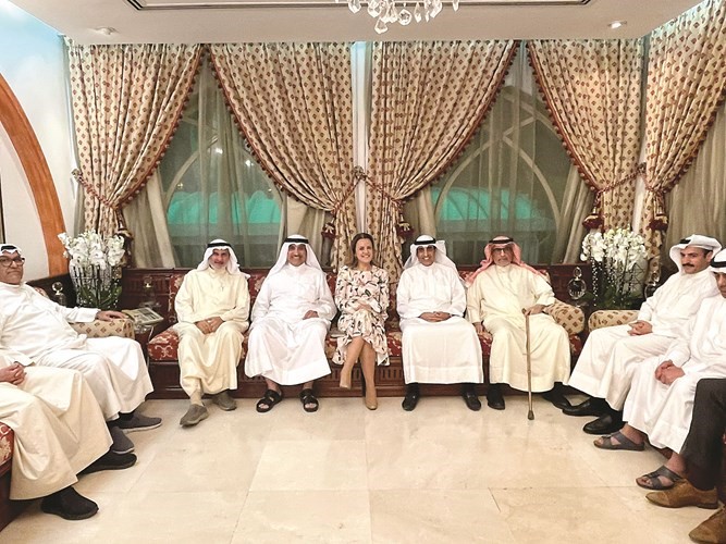 السفيرة الفرنسية كلير لوفليشر ومحمد البرجس وبدر البرجس وفيصل البرجس وعبدالعزيز البرجس ود.مبارك المطوع