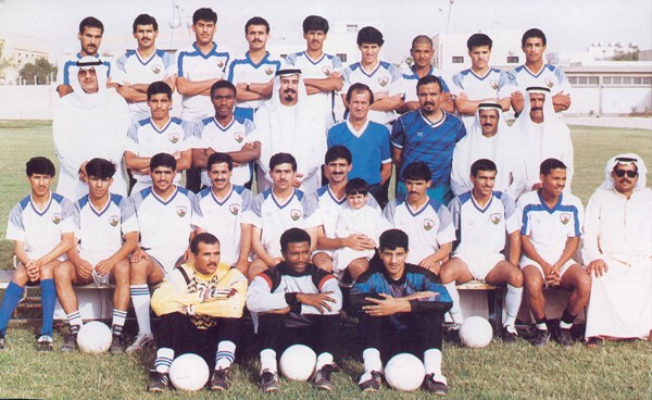  لاعبو نادي الجهراء لكرة القدم مع الجهاز الفني والإداري في سنة 1990