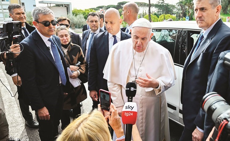 البابا فرانسيس متحدثا للصحافيين بعد خروجه من المستشفى 	(أ.ف.پ)
