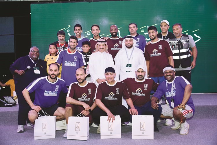 التميمي متوسطا نجوم الأزرق المشاركين في المباراة الاستعراضية