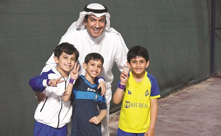 نائب رئيس مجلس الأمة أحمد خليفة الشحومي مع مجموعة من أبناء بعض اللاعبين المشاركين في الدورة