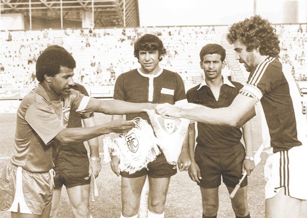  لاعب نادي الكويت والمنتخب الوطني لكرة القدم سعد الحوطي ويبدو الحكم جواد عاشور والحكم عيسى الجساس