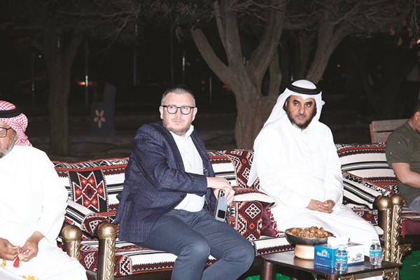 أنور الطبطبائي مع أحد الحضور