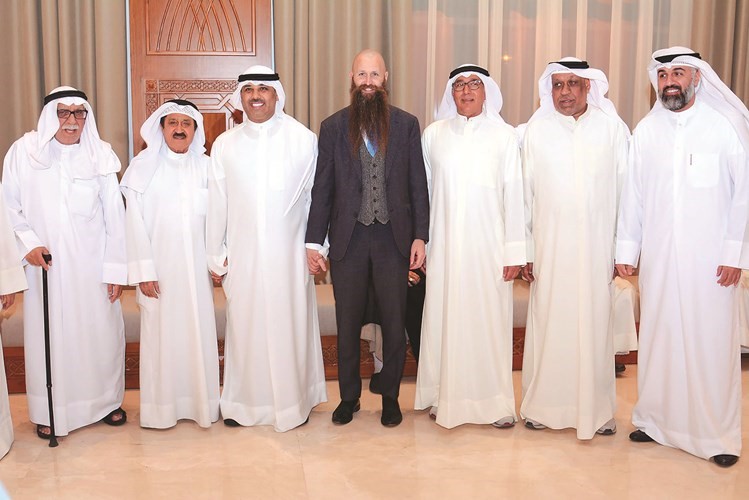جيمس هولتسنايدر مباركا بالشهر الفضيل مع بعض الحضور