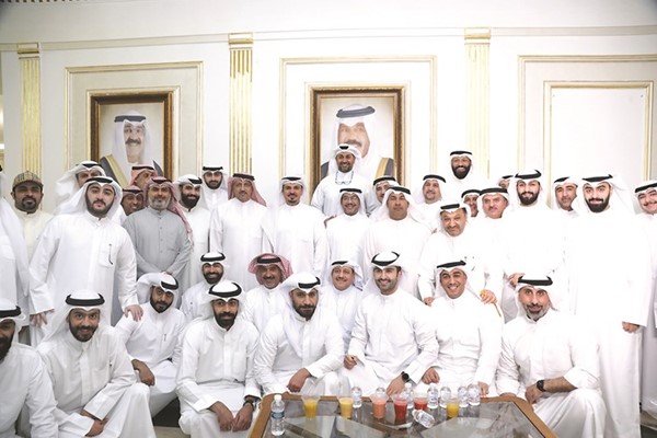 د.هشام الصالح متوسطا المباركين والمهنئين بالشهر الفضيل