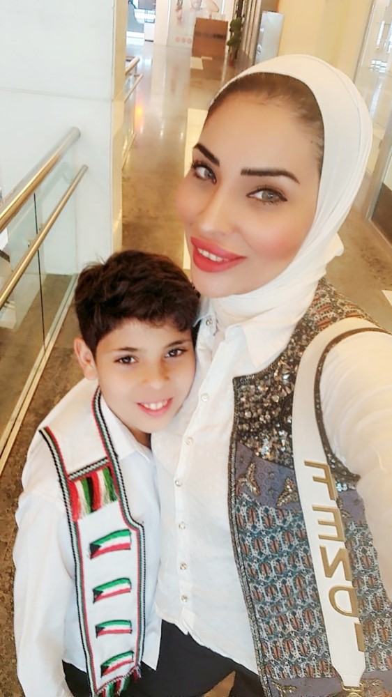  الطالب المتفوق عبدالله محمود فاروق ووالدته الزميلة آلاء خليفة