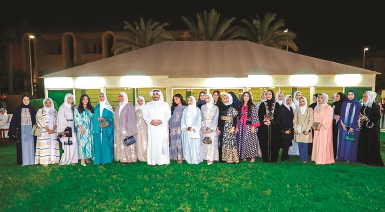 السفير الشيخ صباح ناصر صباح الأحمد أثناء لقائه الطالبات الكويتيات في السعودية