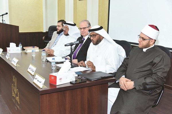 عدد من المشاركين في تقديم الملتقى