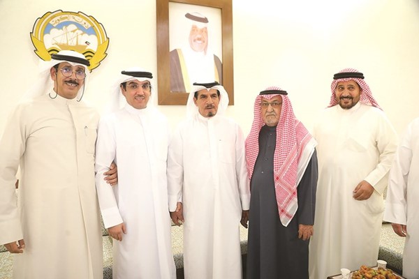 حامد البذالي مع بعض المهنئين برمضان