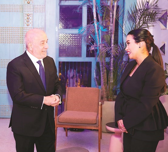 جورج ريشاني متحدثا مع إحدى موظفات البنك
