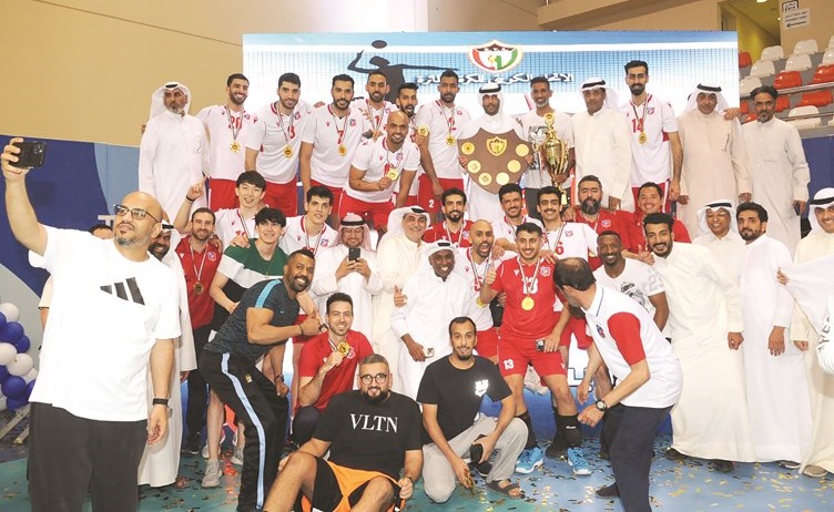 خالد الغانم محتفلا مع لاعبي العميد بدرع دوري الكرة الطائرة 	(المركز الإعلامي للكويت)
