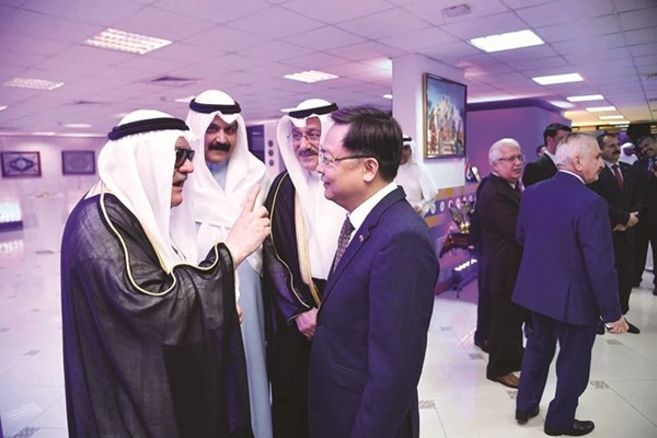 عبدالإله معرفي وم.نادر معرفي واللواء محمد الصبر مع السفير الصيني تشانغ جانوي