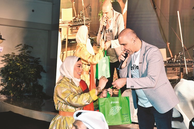 أسامة فودة مكرما إحدى الفائزات خلال ملتقى زين للإعلاميين