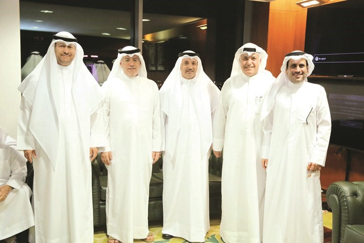 د.عامر الرطام مستقبلا المهنئين