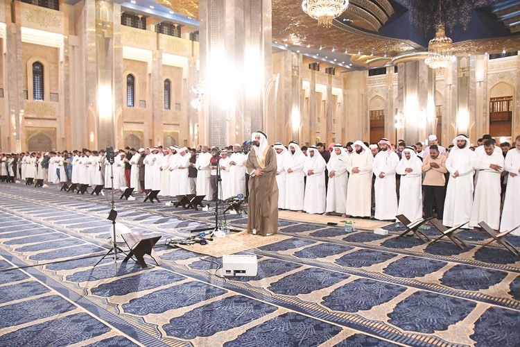 المصلون خلال أداء صلاة القيام في المسجد الكبير 	(محمد هاشم)