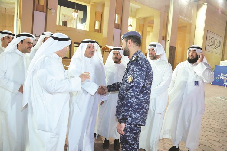 د.عامر الرطام مصافحا أحد رجال الأمن خلال الجولة بالمسجد الكبير