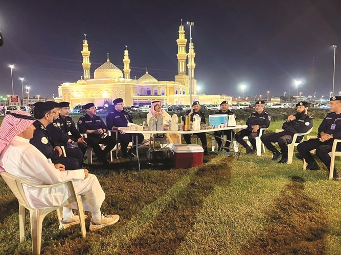 سمو رئيس الوزراء ووكيل الداخلية وعدد من القيادات الأمنية خلال زيارته مسجد بلال بن رباح