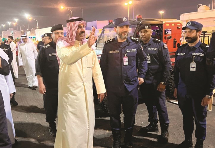 سمو رئيس الوزراء لدى تفقده سبل التيسير على المصلين في مسجد بلال بن رباح