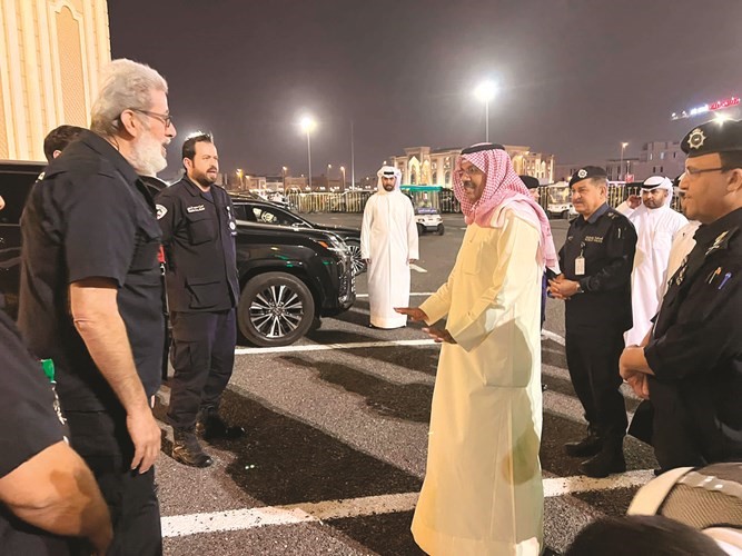 سمو رئيس الوزراء متحدثا إلى أحد رجال الطوارئ الطبية بمحيط مسجد بلال بن رباح