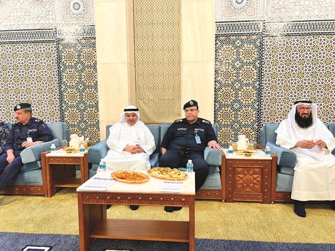 الفريق أنور البرجس مع علي شداد ود.بسام الشطي في المسجد الكبير