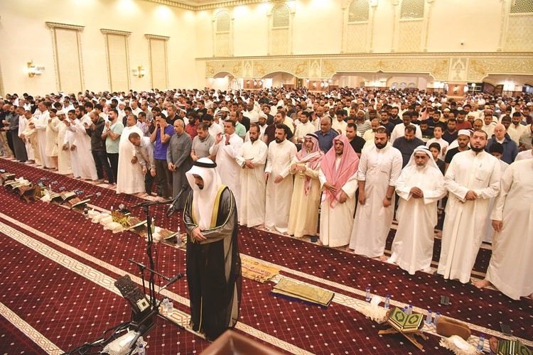 جانب من المصلين في مسجد بلال بن رباح