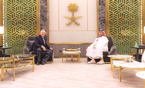 ولي العهد السعودي صاحب السمو الملكي الأمير محمد بن سلمان مستقبلا عضو مجلس الشيوخ الأميركي السيناتور ليندسي غراهام في جدة(واس)
