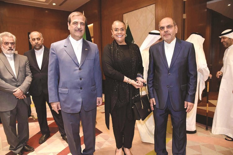 الزميلة د. نرمين الحوطي مع السفير محمد إيراني ود. سمير أرشدي