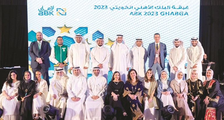 مدير عام الموارد البشرية بالبنك أفراح الأربش في لقطة جماعية مع فريق العمل