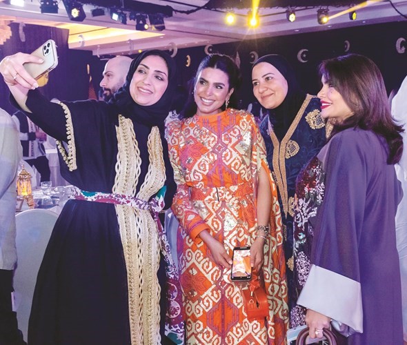 المدير العام بالوكالة للخدمات المصرفية للأفراد جهير معرفي في لقطة مع بعض موظفات البنك