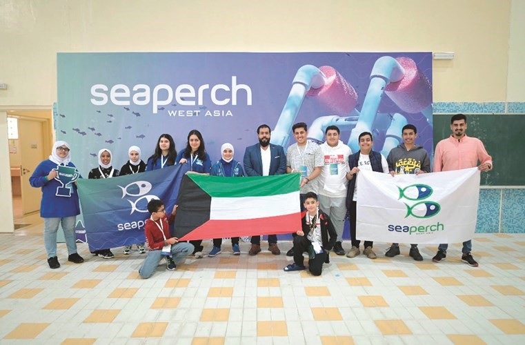 فرحة بالفوز في مسابقة seaperch الإقليمية للغواصات الآلية ورفع علم الكويت