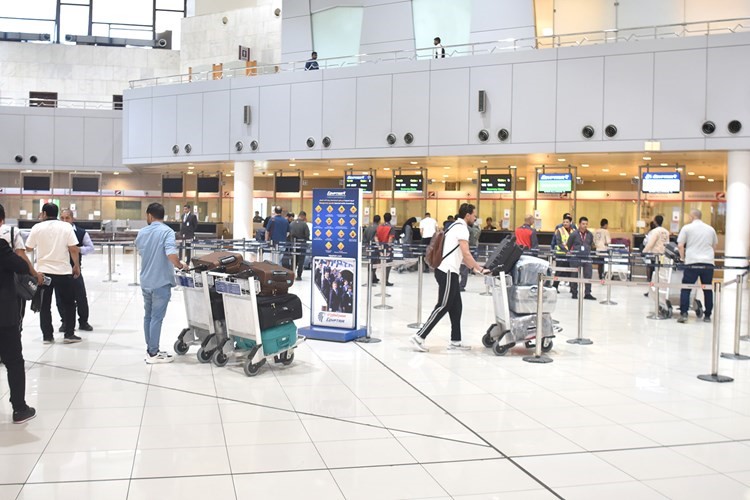 التنظيم المميز وجهود العاملين في مطار الكويت الدولي لضمان سهولة الحركة والتيسير على المسافرين 	(أحمد علي)
