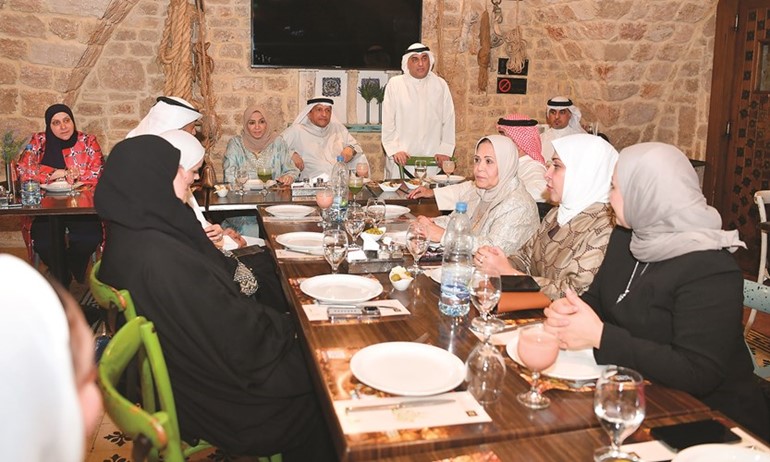 جاسم النوري متحدثا خلال الغبقة بحضور رحاب بورسلي وضرار الرباح وهدى الخالدي وبعض الحضور
