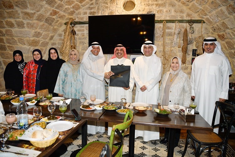 جاسم النوري وضرار الرباح خلال تكريم جاسم يعقوب بحضور رحاب بورسلي وهناء الزواوي وهدى الخالدي وصديقة الأنصاري