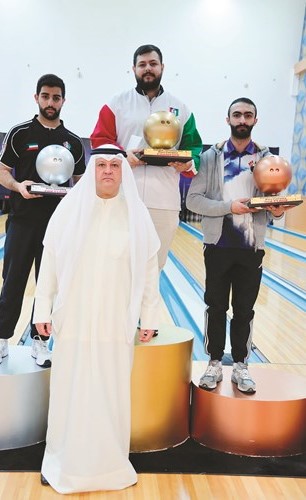 الشيخ طلال المحمد مع مجموعة من الفائزين